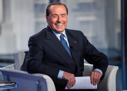 Silvio Berlusconi caduto a Zagabria nella ressa per i selfie: “Nessuna frattura, solo una contusione”