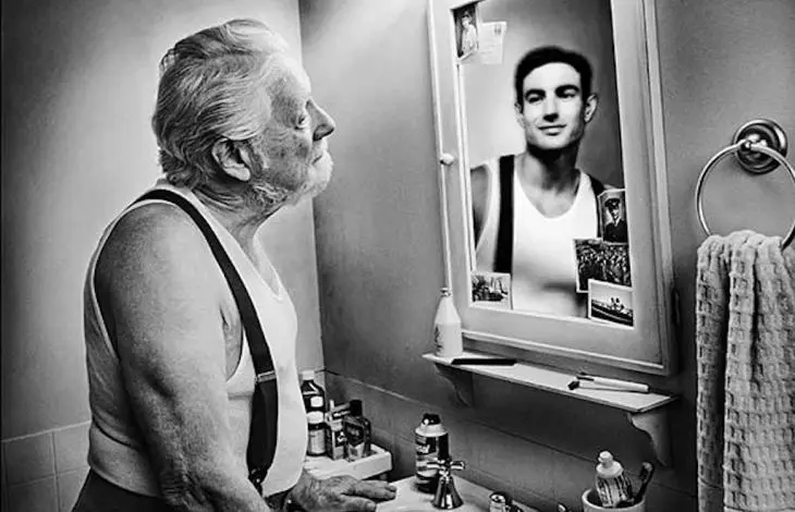 Il dilemma quando compi  65 anni: dichiararsi «anziano» o rinviare alla quarta età?