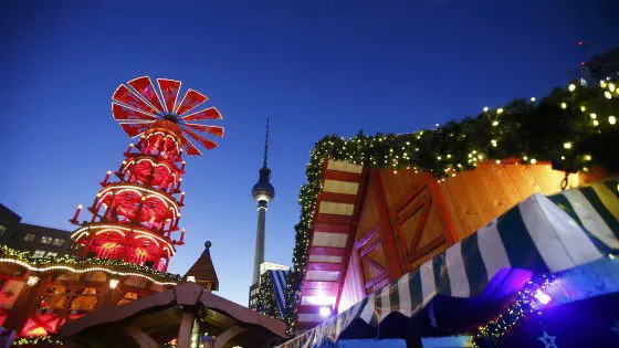 Natale, gli italiani comprano i regali nei mercatini