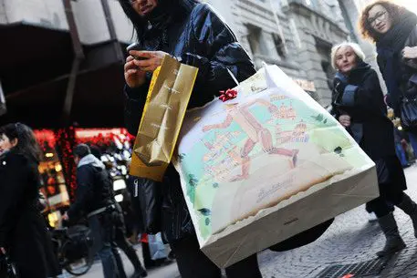 Commercio: Confesercenti, con restrizioni vola l’online e crollano i negozi. Vendite dei piccoli -2,5 miliardi