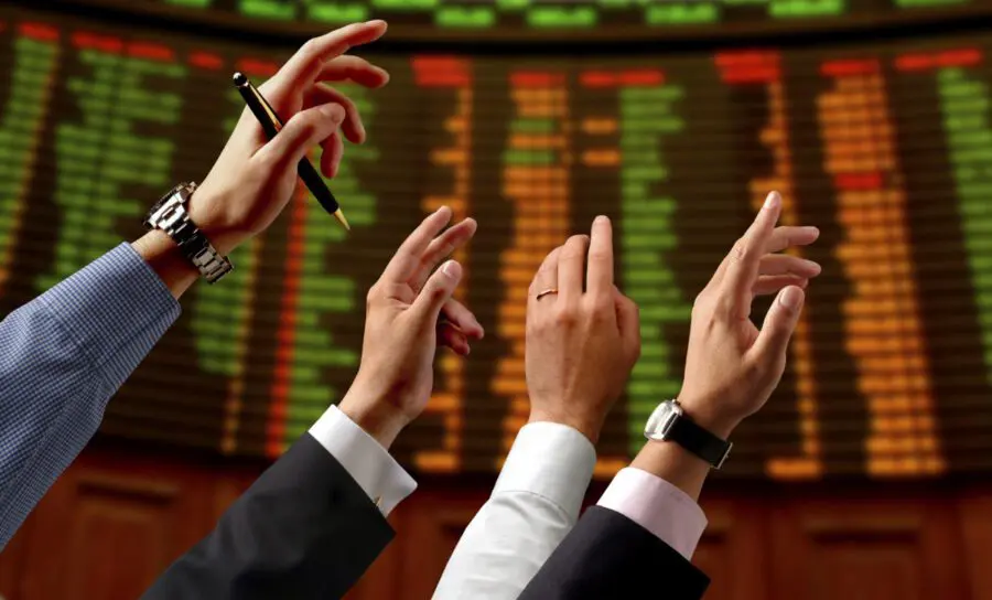 Borse, cresce la paura. La Ue prova a rimbalzare, Tokyo giù con il super-yen