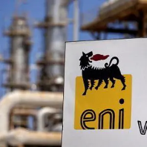 Eni, comunità nigeriana fa causa al gruppo per l’inquinamento del delta del Niger: “Ci risarcisca con 2 milioni di euro”