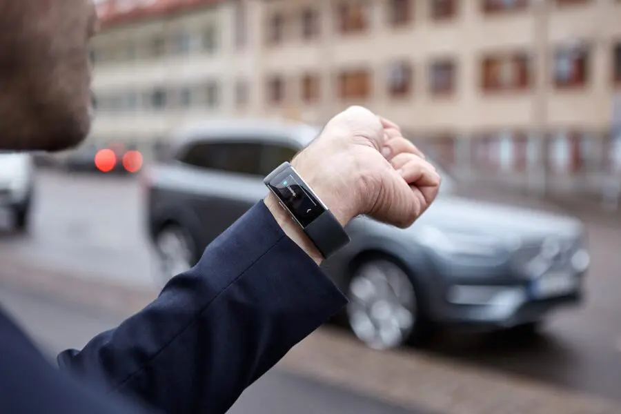 Ces, la carica delle auto robot