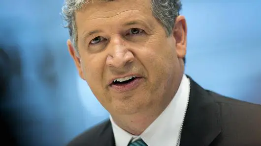 L’ad di Priceline e Booking lascia il gruppo per una relazione con “un dipendente”