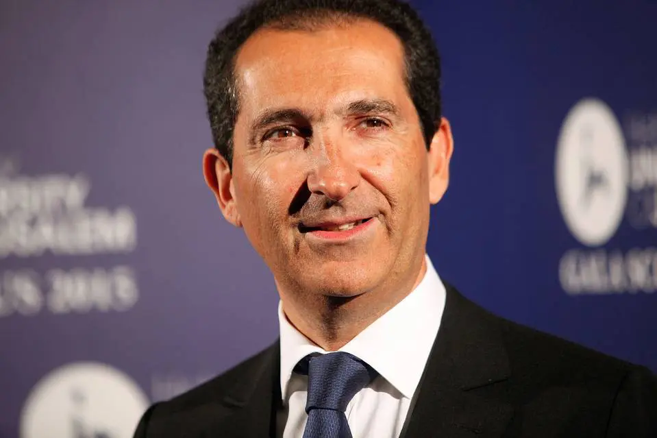 Patrick Drahi, il De Benedetti in salsa francese, ristruttura il gruppo e mette insieme telefonini, giornali, radio e televisioni