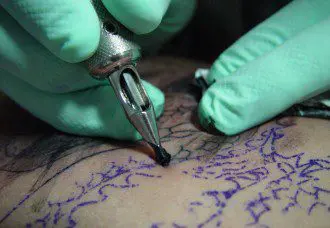 Tatuaggi e jeans strappati sono mode insopportabili