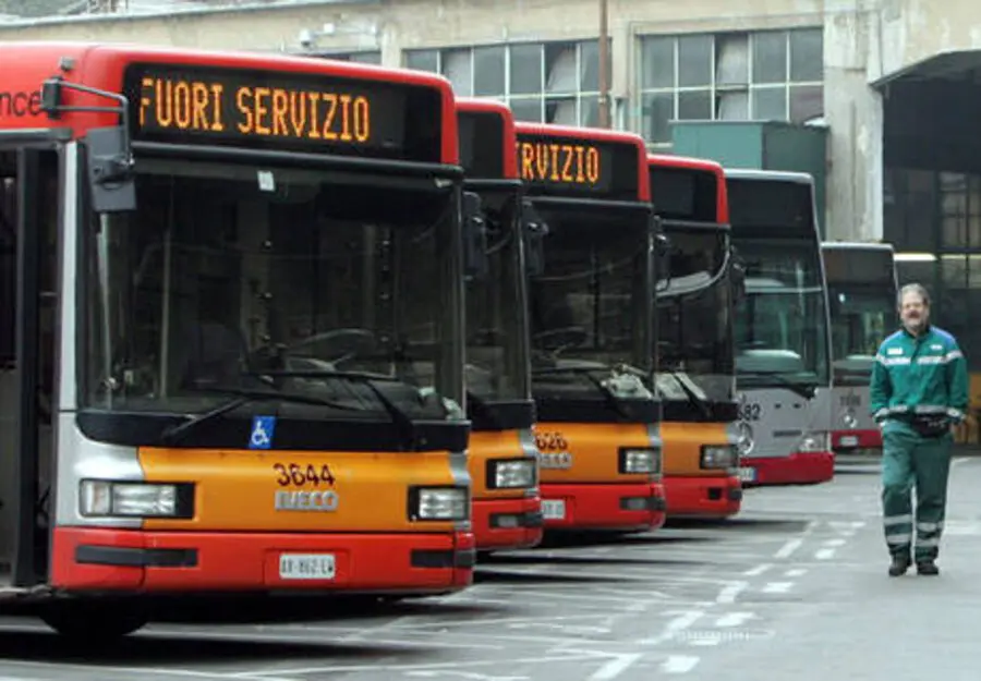 Roma, oltre 500 bus al giorno tornano al deposito per guasti. Atac ai conducenti: “Senza aria condizionata? Andate avanti”