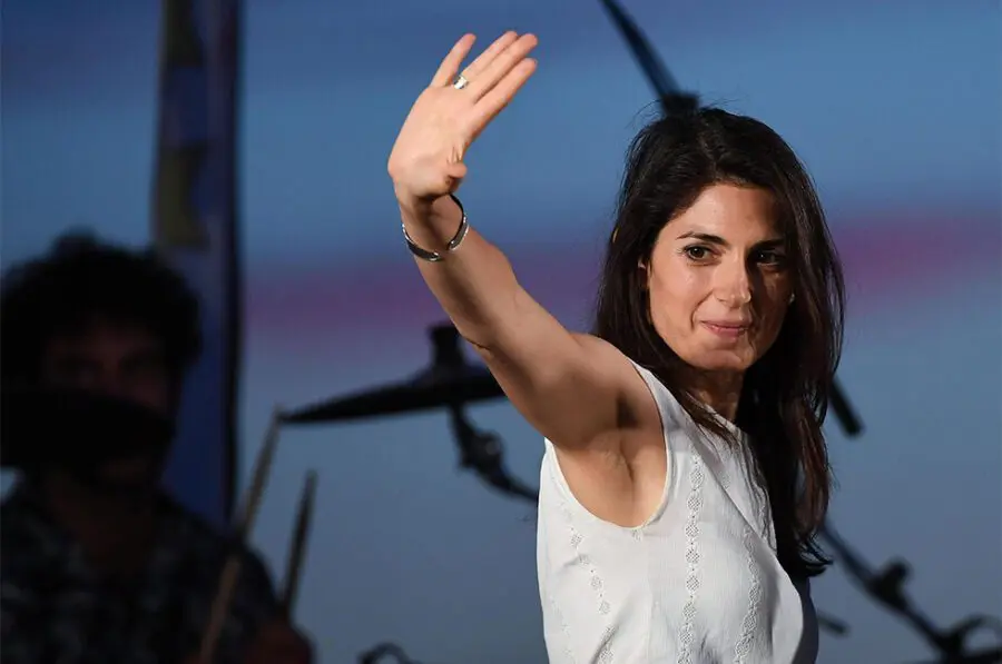 Roma: termina comizio Raggi a Ostia, in piazza coro "Onest‡"