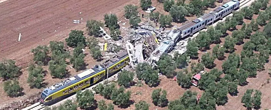 Puglia, scontro frontale tra due treni nel tratto a binario unico tra Corato e Andria. Undici morti, decine di feriti