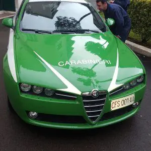 Le auto dei carabinieri si tingono di verde