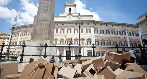 Stipendi ai portaborse, il taglio che non si fa