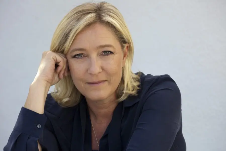 Marine Le Pen e il Rassemblement National in testa: prospettive di maggioranza assoluta in Francia. Mélenchon: “Neppure un voto andrà al RN”