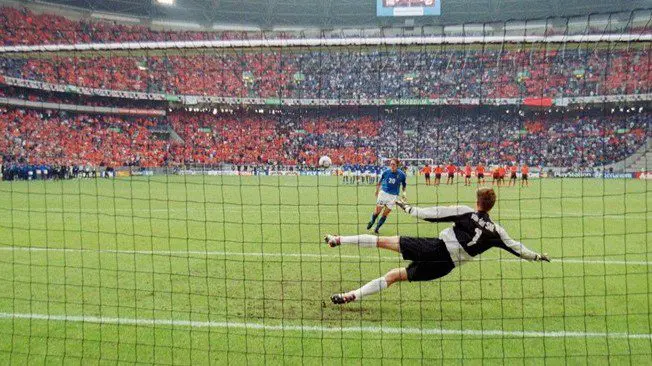 Totti day: “Mo je faccio er cucchiaio”. E cosi’ fu