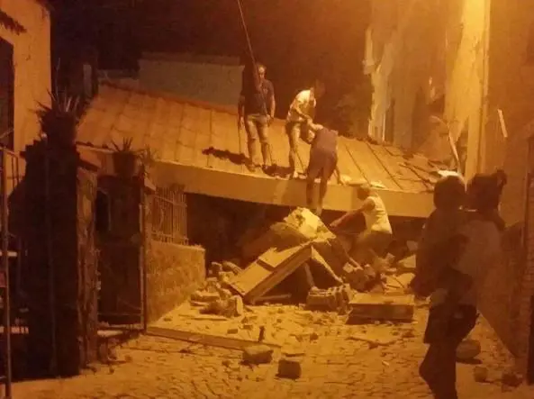 Terremoto a Ischia: danni e crolli. Due donne morte e 39 feriti. Due fratellini sotto le macerie, un altro salvo