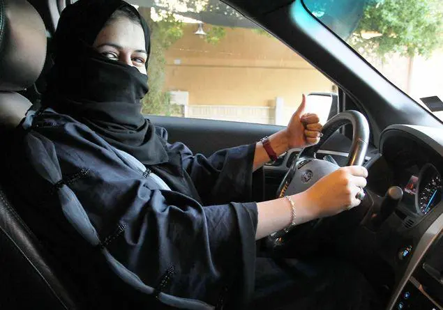 Donne arabe al volante, ma solo perché fa bene all’economia