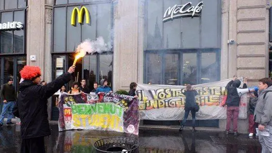 Alternanza scuola-lavoro: studenti  in piazza, e uova contro Mc Donald’s