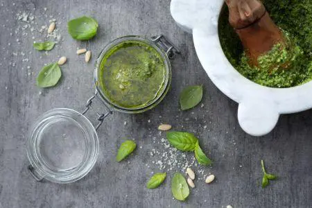 Dopo il prosecco altre accuse dall’Inghilterra: «Pesto alla genovese più dannoso per i bambini di un hamburger di McDonald’s»