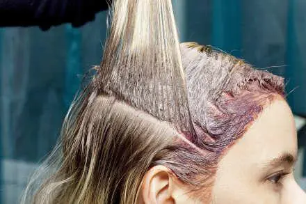 Tintura per i capelli non più di 6 volte all’anno: provoca cancro al seno