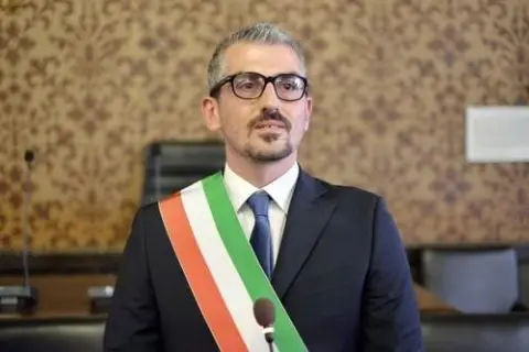Chiesta l’archiviazione per il sindaco di Mantova. La donna ha alterato gli sms