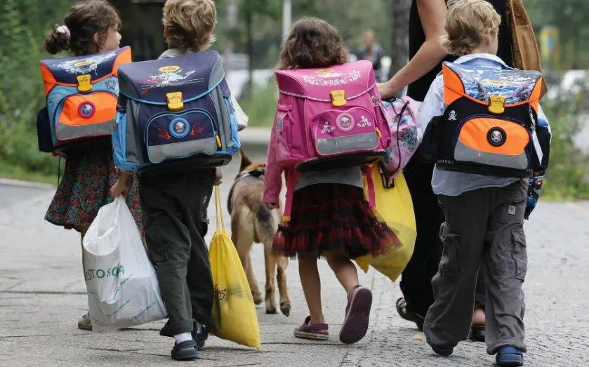 Bimbi “dipinti” per il gay pride: bufera sul centro estivo