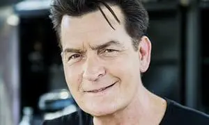 Scandalo molestie. Charlie Sheen è stato accusato di aver violentato Corey Haim, quando aveva 13 anni. Sheen nega