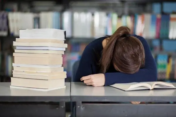Tuo figlio fallisce nello studio? Dalla psicologia un manuale per insegnarti ad aiutarlo