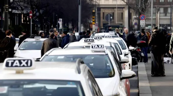 Roma, protesta dei tassisti davanti al ministero dei Trasporti: bloccato il traffico Porta Pia