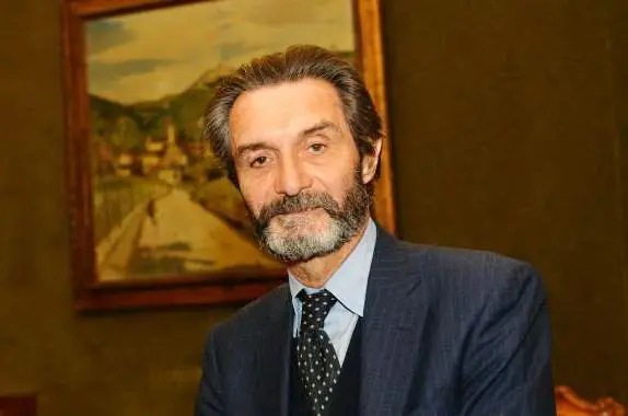 Attilio Fontana torna sulla polemica della “razza”: “Si dovrebbe cambiare la costituzione, perché è la prima a dirlo”