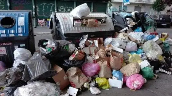 I rifiuti della Capitale andranno ad Aprilia. Raggi: “L’emergenza è stata solo colpa della Regione”