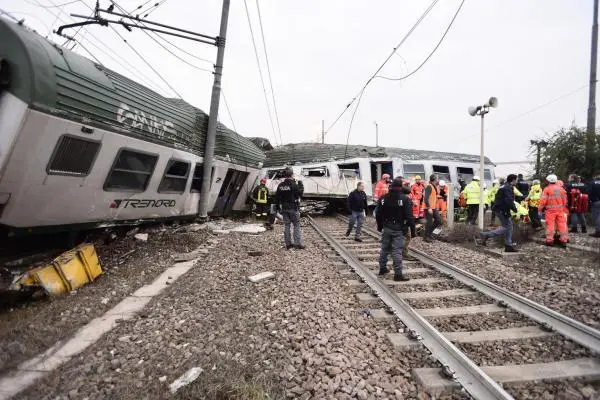 Disastro ferroviario di Pioltello: la tavoletta di legno sotto il binario che ha ceduto era lì da settimane