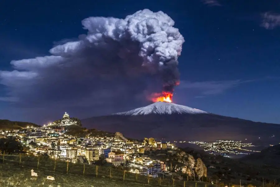 La cenere dell’Etna è una risorsa o un danno? La matematica prova a dare una risposta