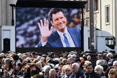 Funerali di Fabrizio Frizzi, don Isero: “Era un combattente generoso e con il sorriso”