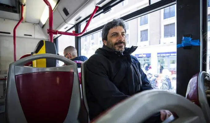#RobertoFicoSantoSubito: i social ironizzano sulla scelta del neo presidente della Camera di prendere il bus