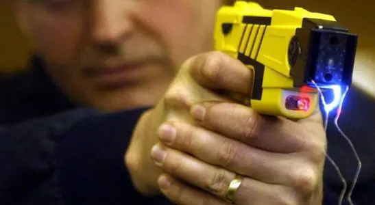 Via libera all’uso della pistola taser per la polizia italiana