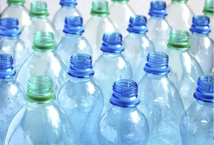Microplastica nelle bottiglie d’acqua: allarme contaminazione