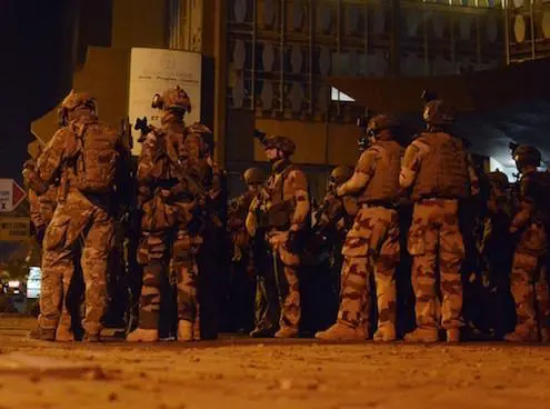Burkina Faso, attacco armato all’ambasciata francese di Ouagadougou. Uccisi gli assalitori
