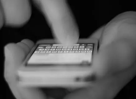 Il Vaticano misura l’invasività dei cellulari, persino i preti chattano nel confessionale