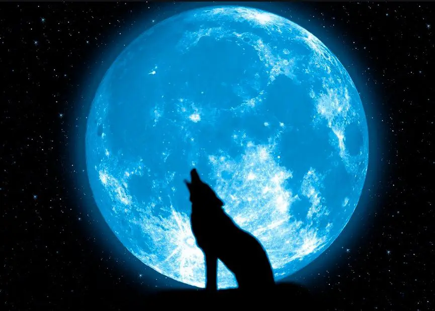 Luna blu, occhi al cielo nel sabato di Pasqua