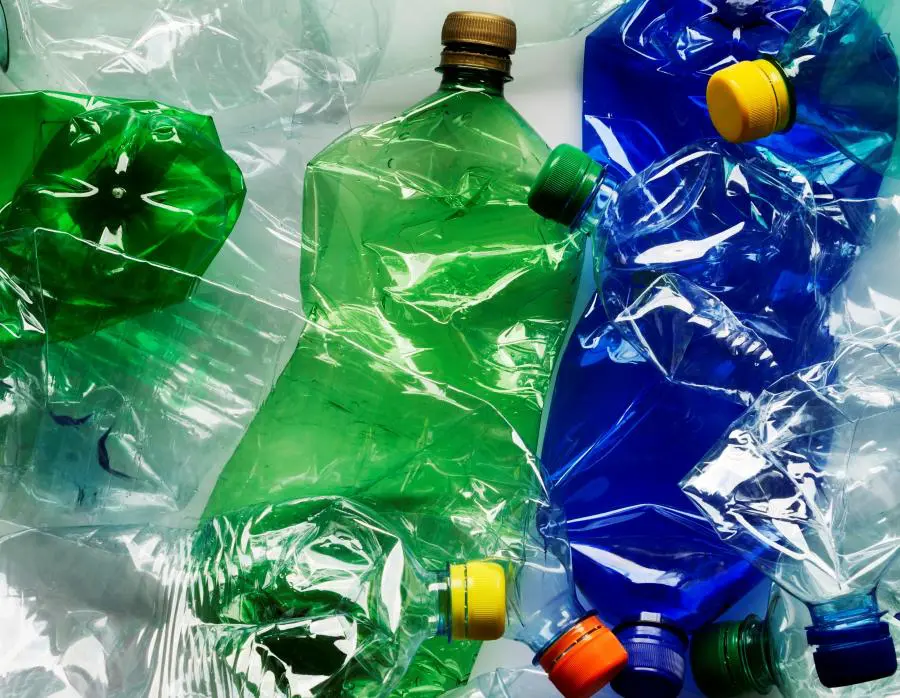 Plastica, ogni settimana ne ingeriamo 5 grammi con acqua e cibi: “Come mangiare una carta di credito”