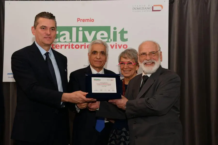 L’ingegner Barone ha ricevuto il premio speciale Italive, per il “Presepe dei Netturbini”