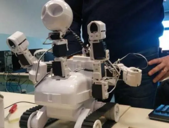 Ecco il robot sommellier: creato dagli studenti di Biella, dà giudizi come un umano