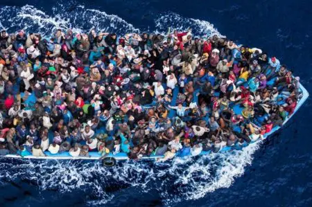 Una nave della guardia costiera, con 523 migranti, è bloccata da 2 giorni