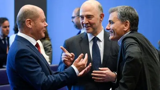 Grecia, dopo 8 anni finisce l’era della Troika: l’Eurogruppo promuove Atene, alleggerito debito