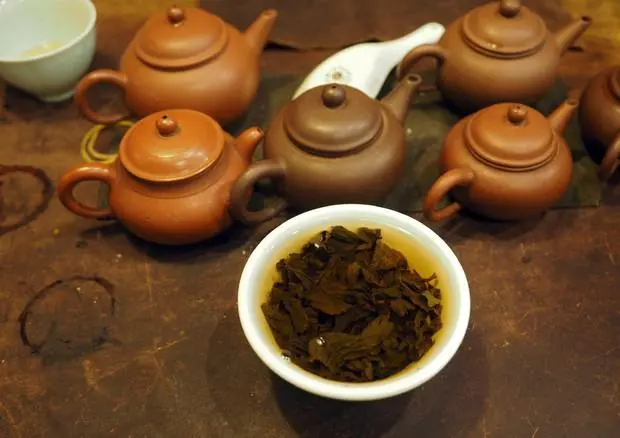 Una tazza di tè al giorno è amica del cuore, migliora il colesterolo