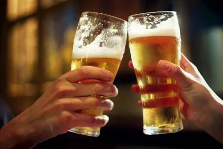 Paghi oggi, bevi domani. L’iniziativa del colosso della birra per salvare bar e locali chiusi dal coronavirus