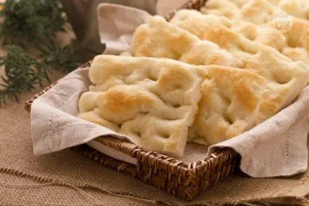La vera focaccia sta sparendo. Colpa della furia salutista