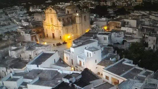 Salento, una coppia truffata online viene adottata dall’intero paese: “Ci hanno fatto sentire a casa”