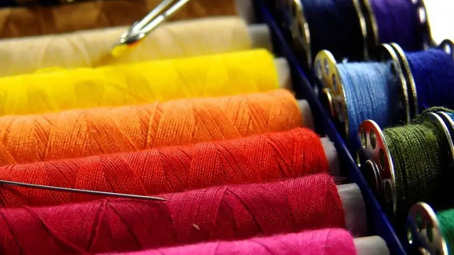 Il New York Times accusa il Made in Italy: “Le sarte lavorano da casa per 1,50 euro all’ora”