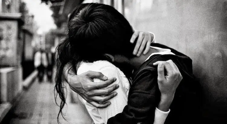 L’abbraccio è un toccasana, abbassa la pressione e rafforza le difese