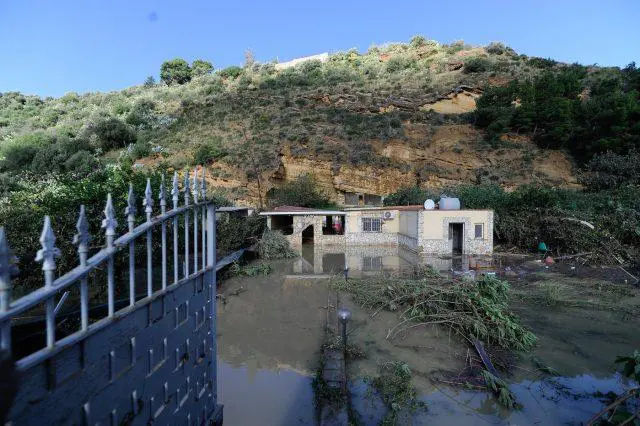 A Casteldaccia il maltempo fa 9 morti, due famiglie distrutte. Sotto accusa l’abusivismo. In totale 12 vittime in Sicilia